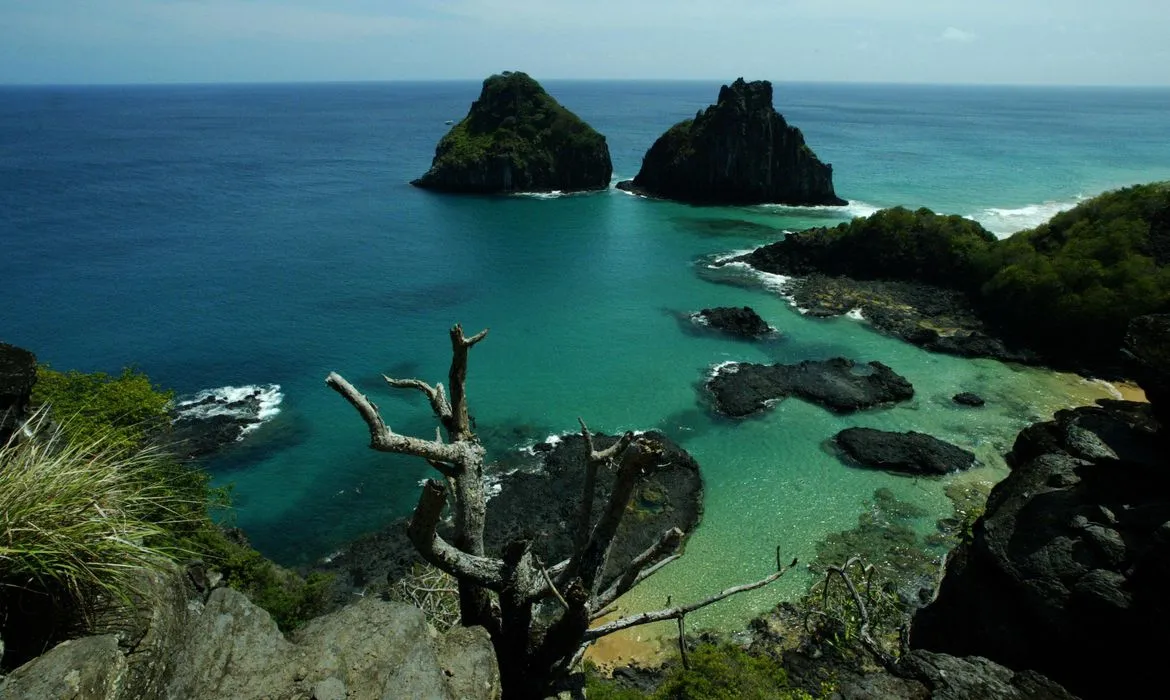 Localizado a cerca de 545 quilômetros da costa brasileira, Fernando de Noronha é um arquipélago de 21 ilhas, ilhotas e rochedos