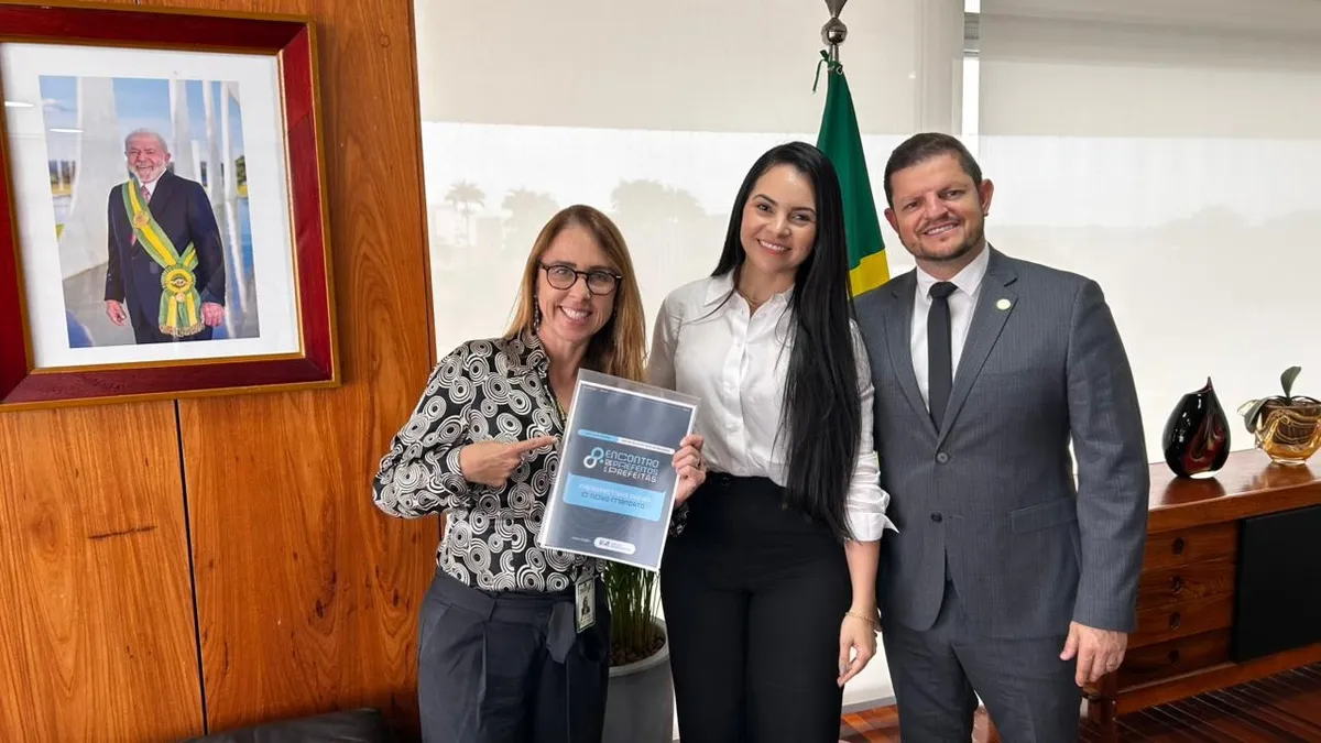 Quinho com a secretária da Presidência Juliana Carneiro (à esq.) e a primeira dama   Leia Meira