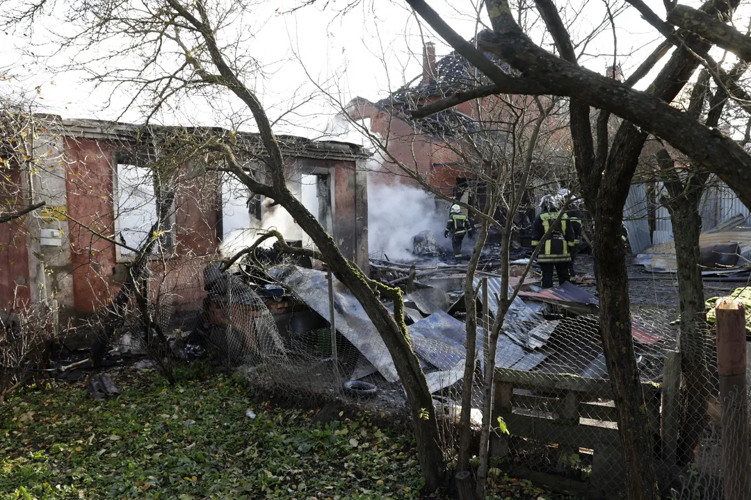 Equipes de resgate trabalham para acabar com um incêndio em uma casa após um ataque de drone no vilarejo de Stanovoye, região de Moscou