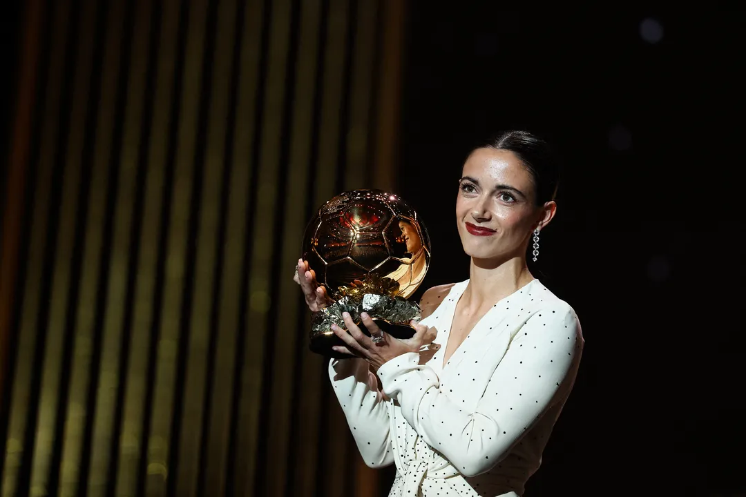 Jogadora do Barcelona, Aitana Bonmati, com a Bola de Ouro