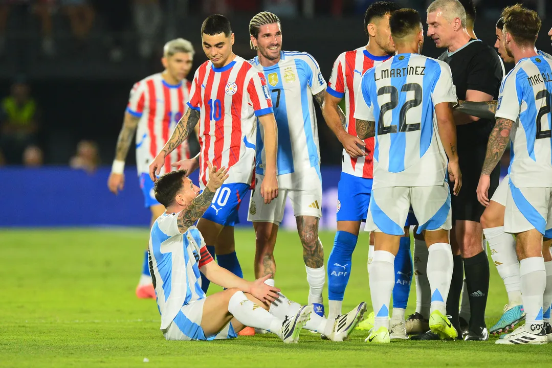 Messi reclama com Daronco na reta final do primeiro tempo