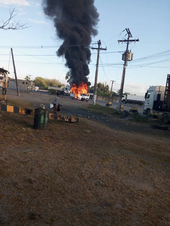 Veículo pegou fogo na manhã desta sexta-feira, 8