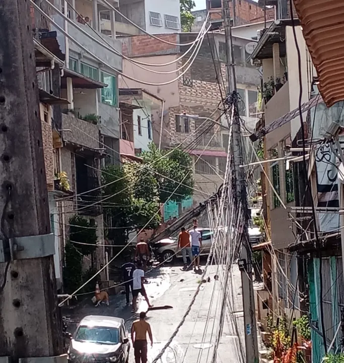 A Coelba foi acionada e está no local realizando a retirada do poste