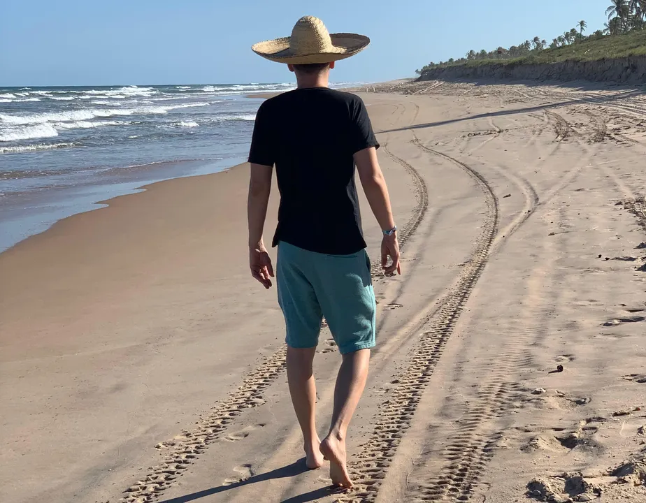 Erick caminha pelas areias da praia de Subaúma