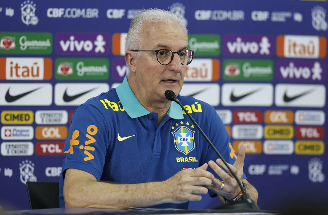 Dorival Jr durante coletiva