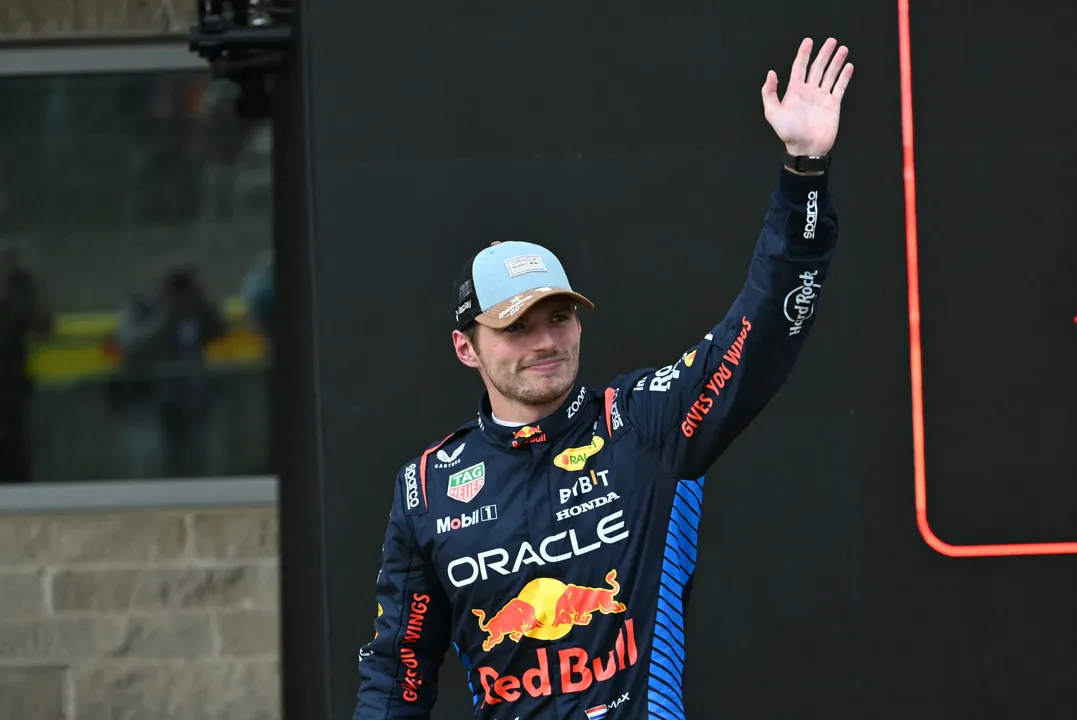 Max Verstappen celebra pole-position da corrida sprint