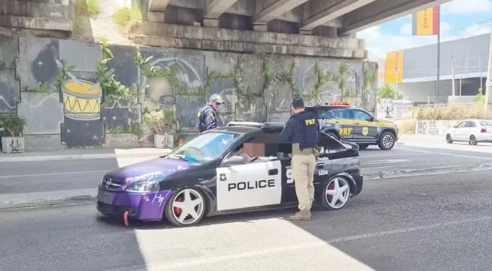 Policiais realizavam uma fiscalização no Km 63 da rodovia, quando abordaram um carro com diversas modificações para se parecer com uma viatura norte-americana