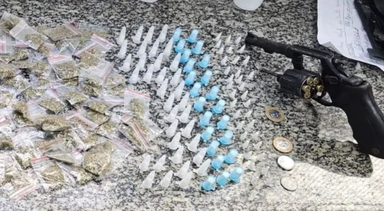 com ele foram apreendidos um revólver calibre .38, 93 pinos de cocaína, 417 porções de maconha, 33 porções de crack e um celular