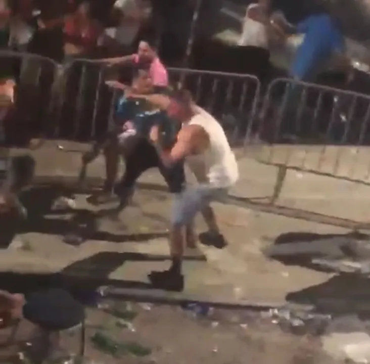 Imagem ilustrativa da imagem Vídeo: briga generalizada é registrada durante festa de rua em Paripe