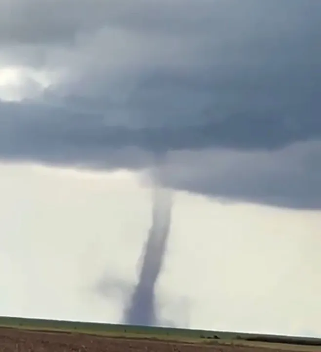 Imagem ilustrativa da imagem Vídeo: Fenômeno parecido com tornado assusta moradores da Bahia