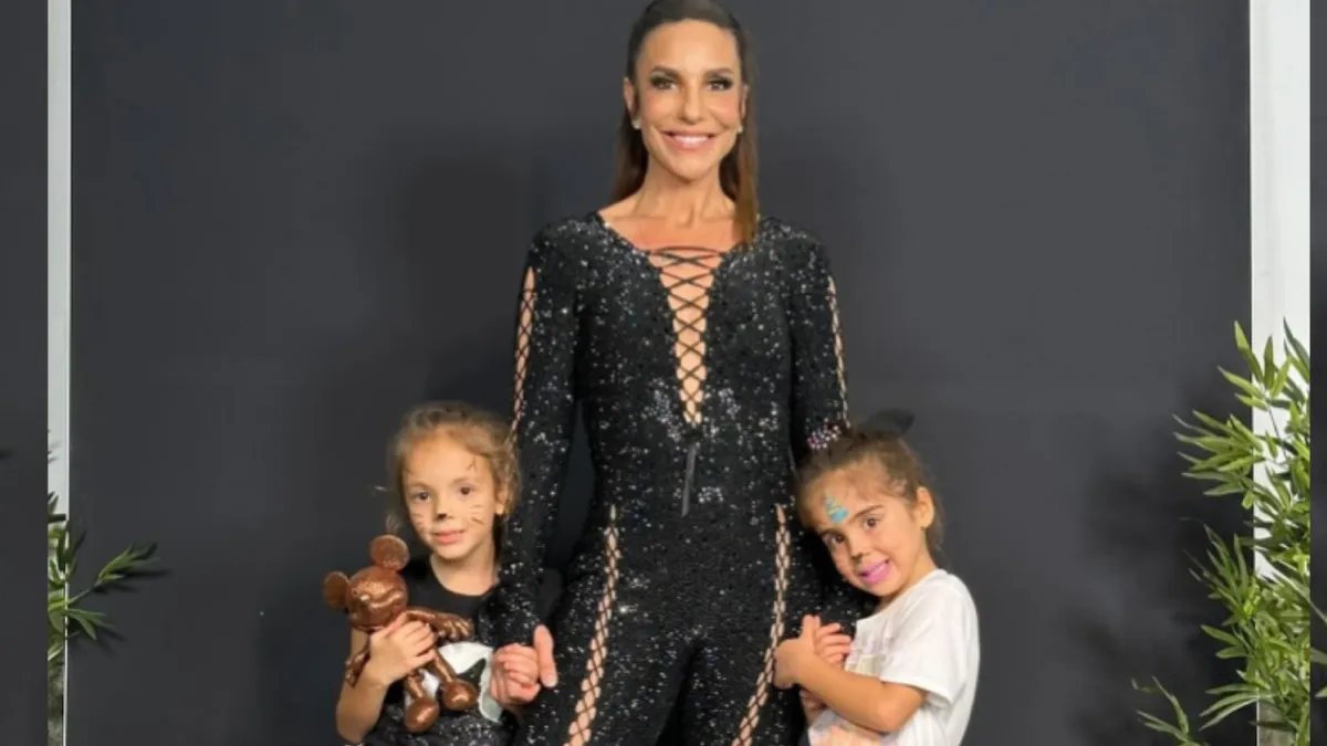 Ivete levou as filhas para o cinema em Salvador