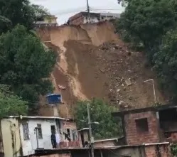 Deslizamento ocorreu no final da tarde desta segunda-feira, 11