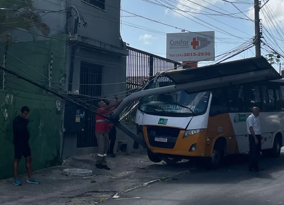 O poste caiu sobre o coletivo