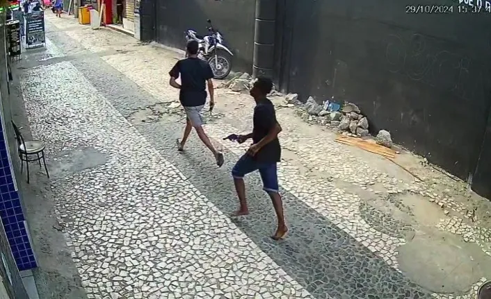 Dois suspeitos desceram armados de uma motocicleta e atiraram contra outros dois homens que caminhavam pela via