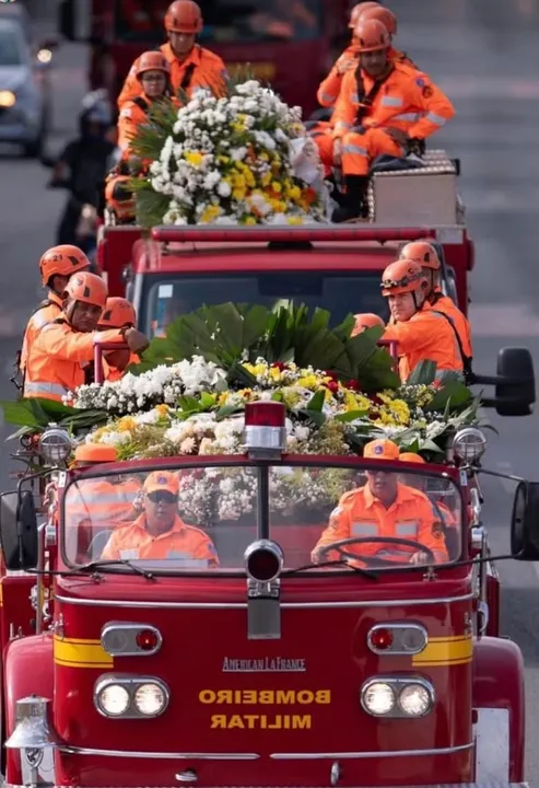 Imagem ilustrativa da imagem Vítimas da queda do helicóptero dos Bombeiros são enterradas