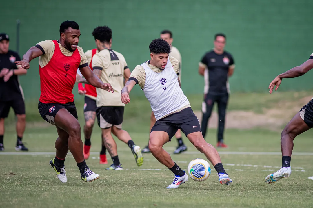 Luan (esquerda) e Filipe Machado (direita) em treino do Vitória no CT Manoel Pontes Tanajura