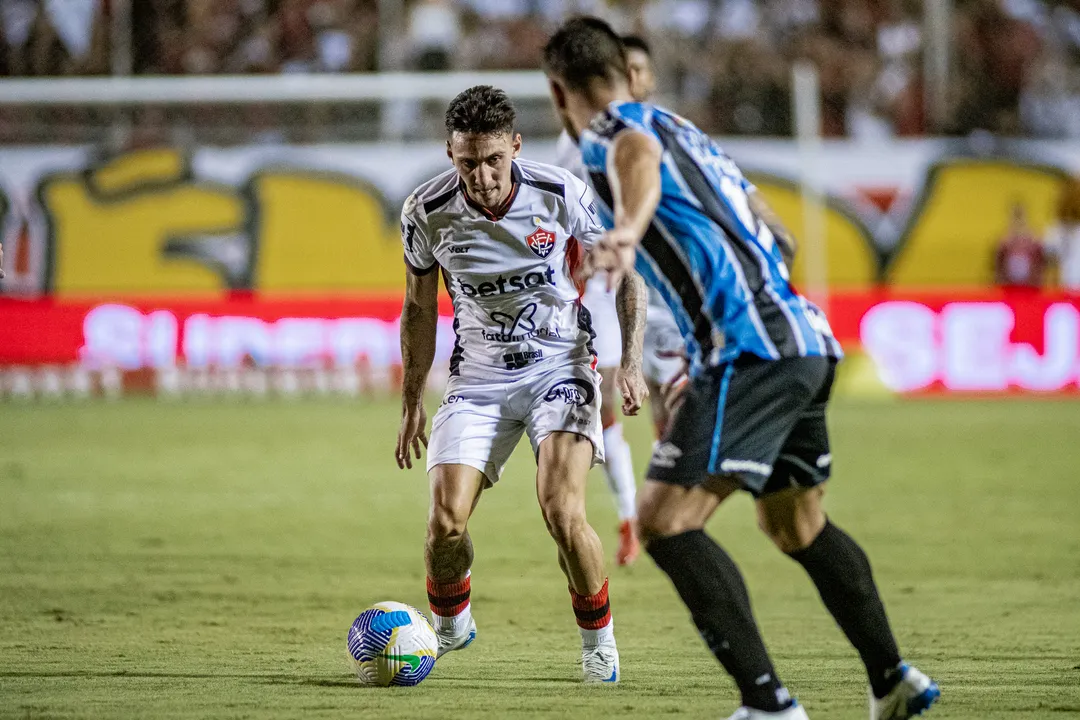 Gustavo Mosquito em campo pelo Vitória