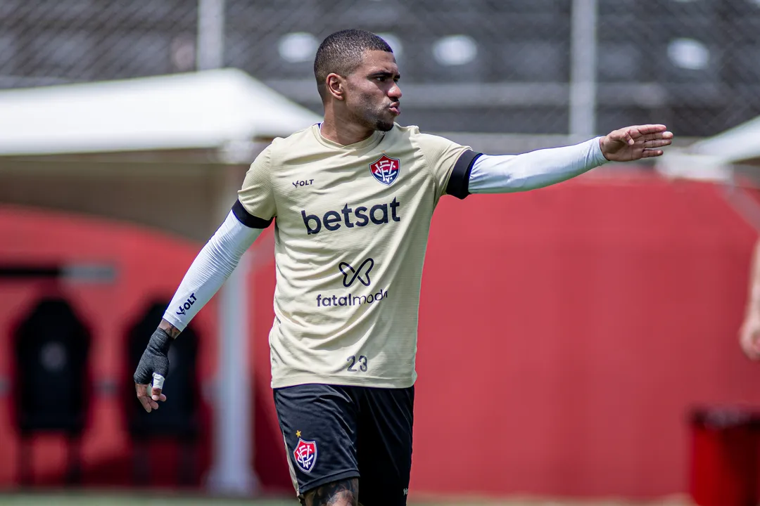 Lucas Esteves durante treino do Vitória