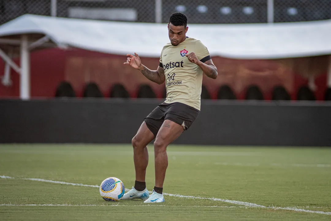 Alerrandro em treino do Vitória no CT Manoel Pontes Tanajura