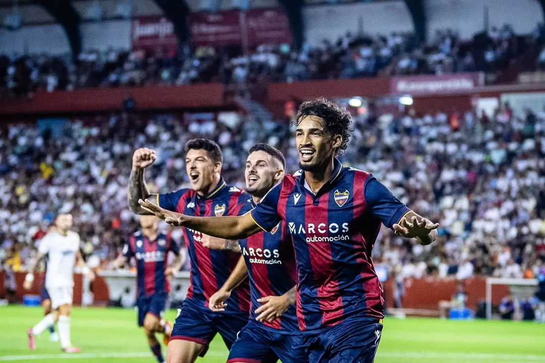 Fabrício celebra gol com a camisa do Levante