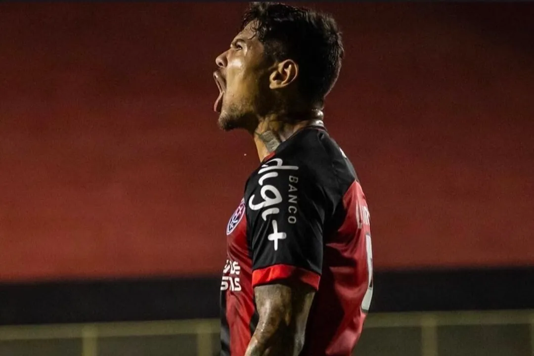 Léo Ceará com a camisa do Vitória