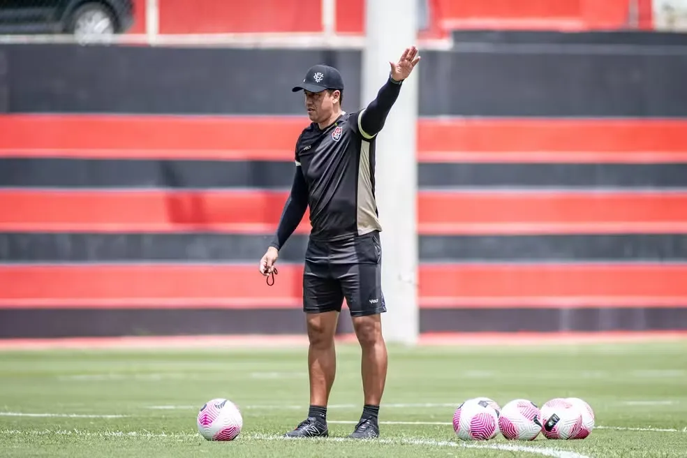 Thiago Carpini encerra preparação do Vitória para enfrentar o Fluminense