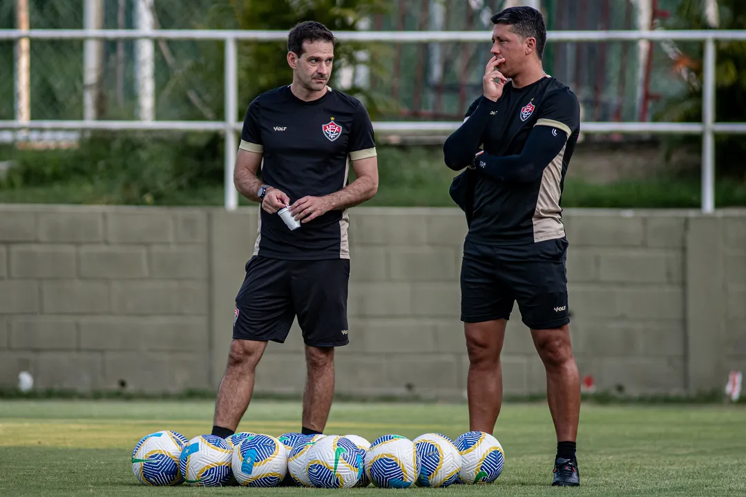 Thiago Carrpini ao lado do preparador físico Caio Gilli