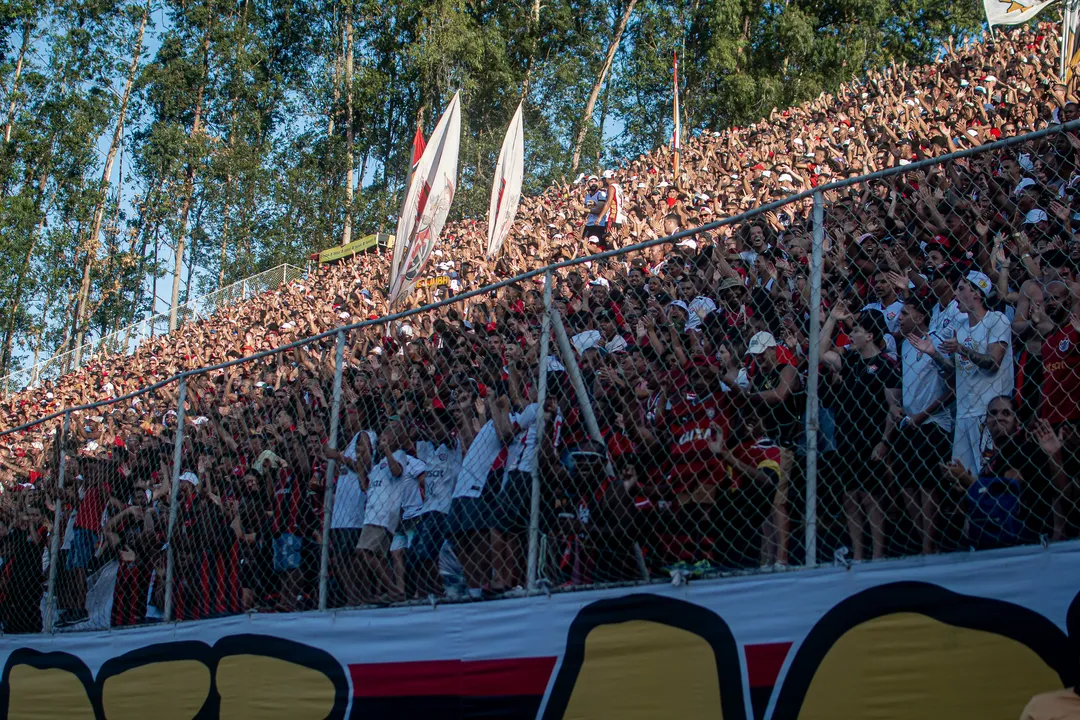 Torcida rubro-negra promete apoio incondicional contra o Corinthians no Barradão