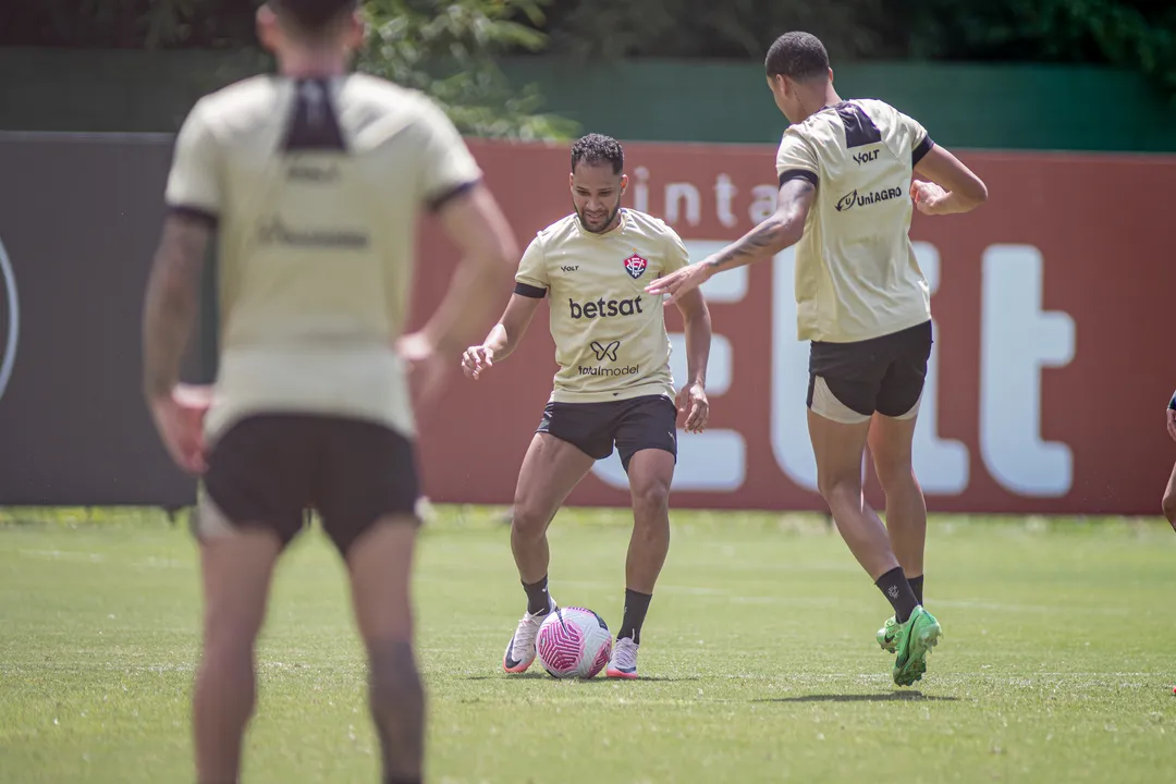 Elenco rubro-negro durante o treinamento final de preparação para pegar o Fluminense