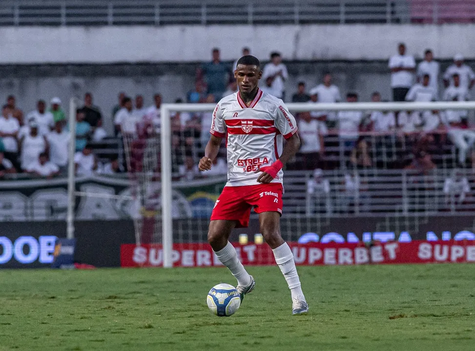 João Pedro em ação com a camisa do CRB