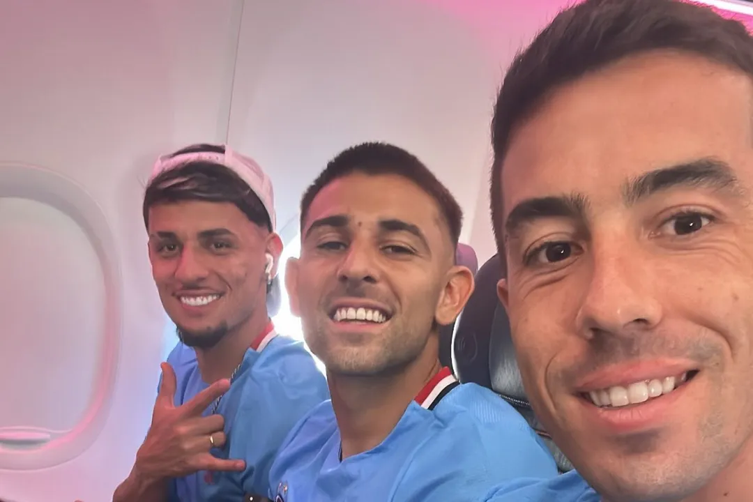 Biel, Acevedo e De Pena no avião durante a viagem para Belo Horizonte