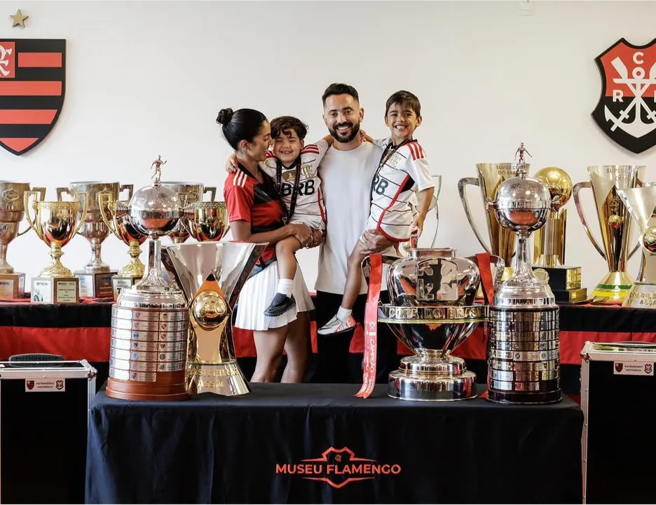 Everton Ribeiro e família durante despedida do Flamengo