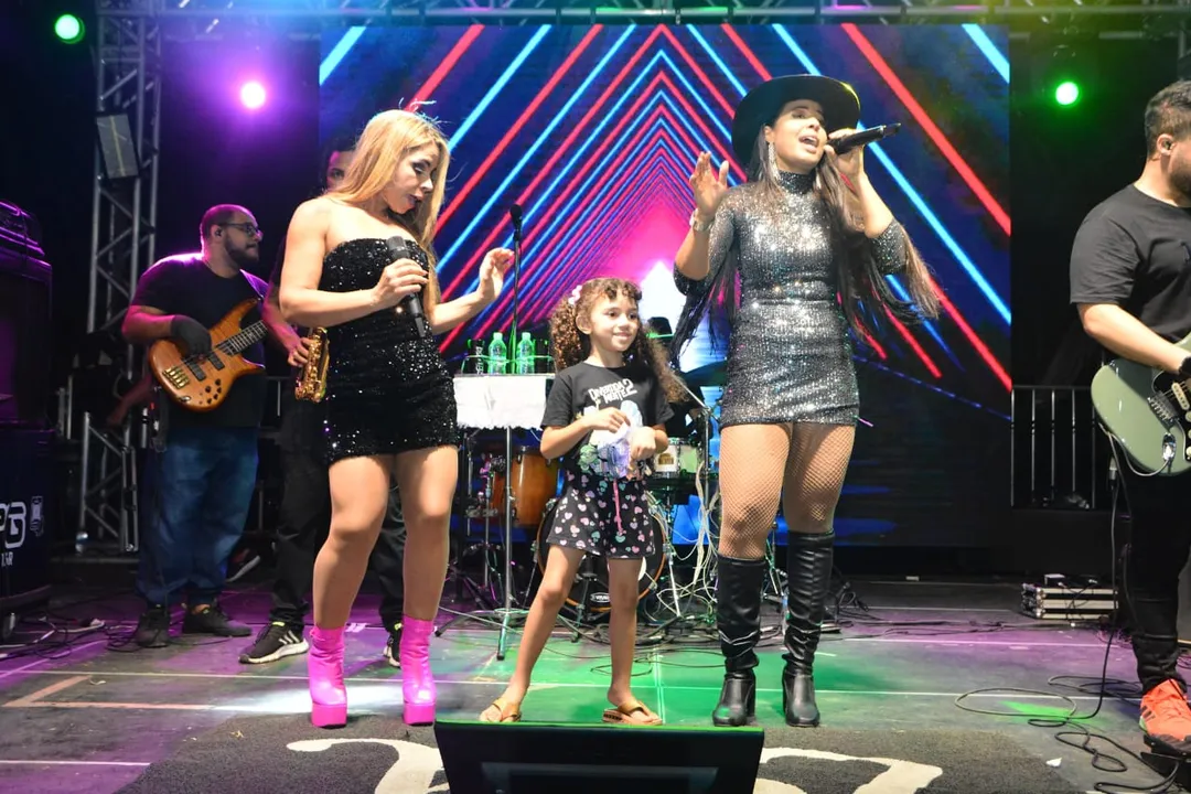 Uma mistura de arrocha, sofrência e muita animação marcaram o show da banda Zefa di Zeca