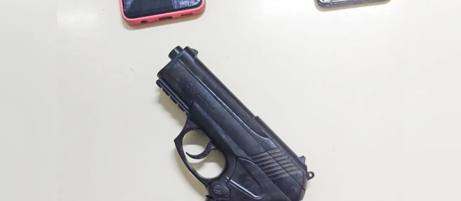 Foram apreendidos uma pistola falsa e dois celulares.