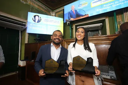 Repórteres premiados do Grupo A TARDE, Eduardo Dias (à esquerda) e Gabriela Araújo (à direita)