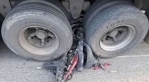 Moto de Victor foi completamente destruída pela carreta