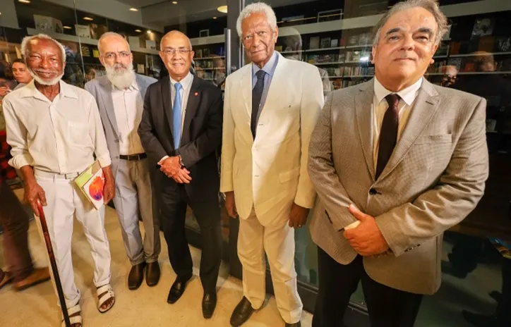 Clarindo Silva, Ernesto Marques, Inaldo da Paixão Araújo, Edvaldo Brito e Lidivaldo Brito em dia de exibição de documentário