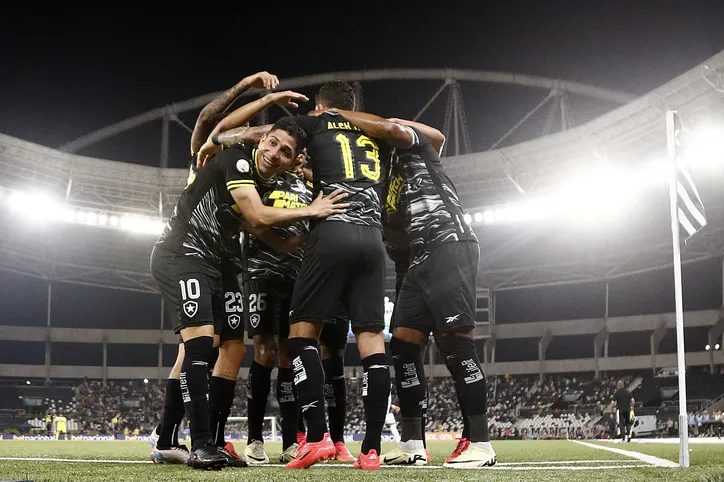 Jogadores do Botafogo comemoram gol sobre o Vasco