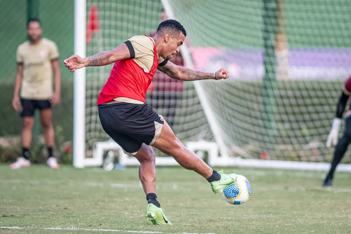 Alerrando segue sendo o homem-gol do Vitória