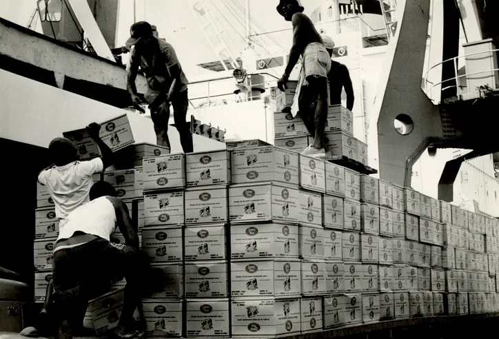 Carregamento de leite importado da Europa no Porto de Salvador (1986)