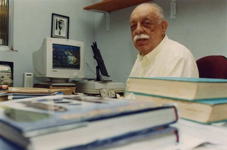 Professor Cid Teixeira, historiador e pesquisador baiano, em seu gabinete de trabalho, na sua casa, no bairro da Pituba