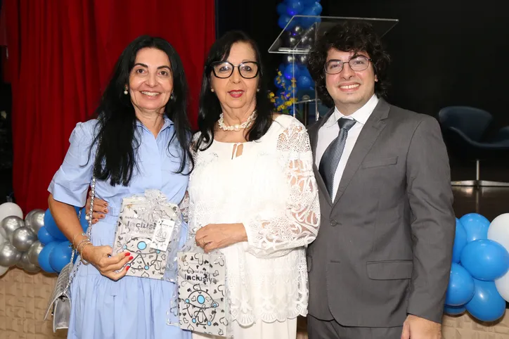 Os autores Maely e Rodrigo, com Terezinha Neder, diretora da SINEPE-BA