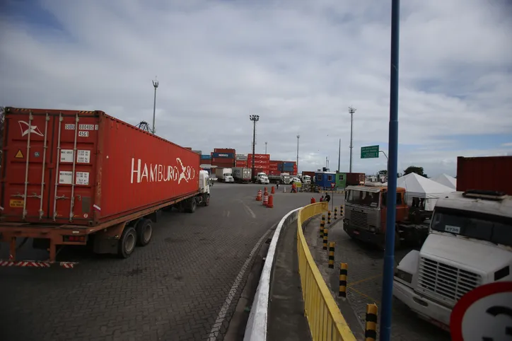 Vista da portaria de entrada no Porto de Salvador (BA). O local é acesso para carga e descarga de containers. 
Foto: Joá Souza / Ag. A TARDE
Data: 20/07/2018
 *** Local Caption ***