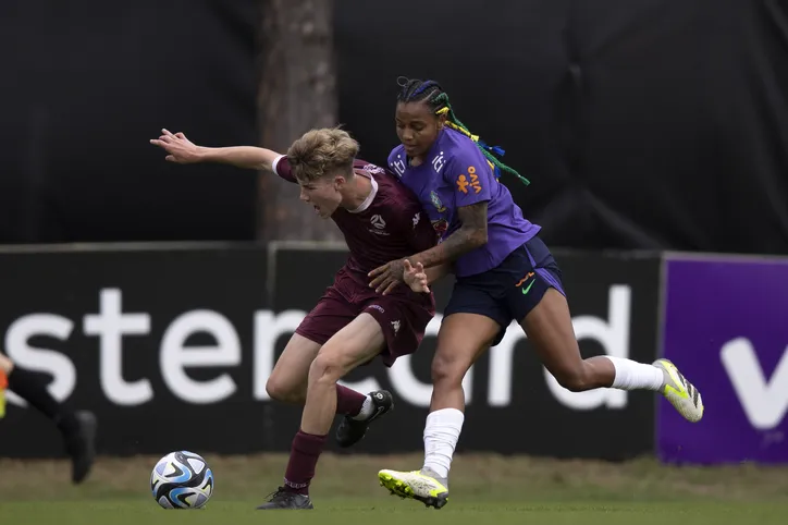 Geyse em treino da seleção brasileira feminina