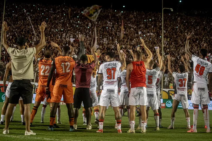 Jogadores do Vitória comemoram três pontos com a torcida no Barradão