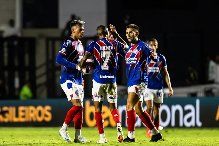 Lucho Rodríguez, Nico Acevedo e Ademir celebram gol do Bahia contra o Vasco