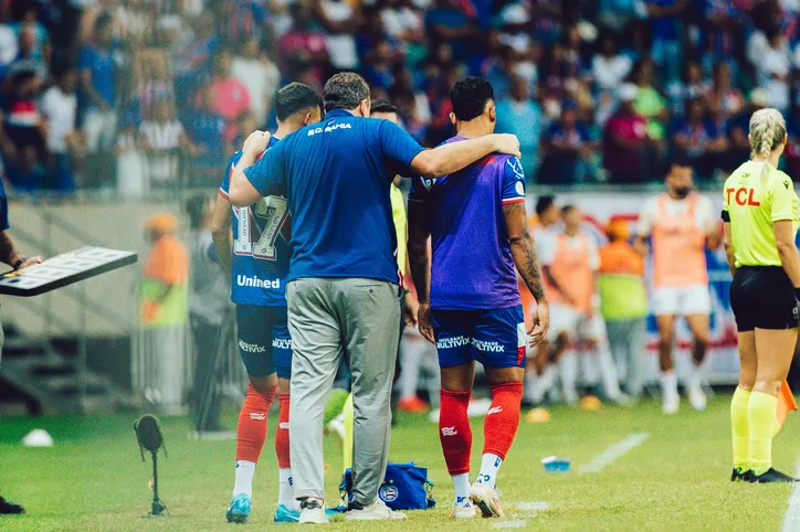 Rogério Ceni em conversa com Lucho Rodríguez e Rafael Ratão a beira do gramado