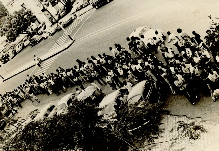 Filas para a estreia do filme O Exorcista, no Cine Tamoio, na Praça Castro Alves, em 11 de novembro de 1974