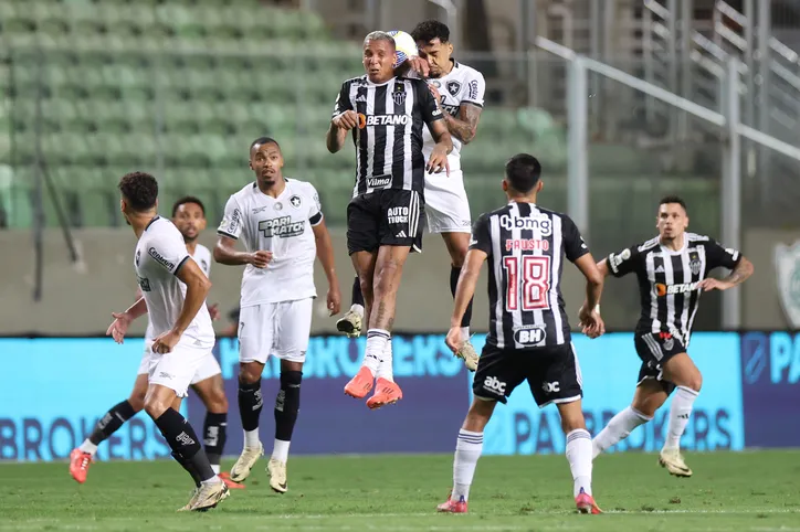 Gregore e Deyverson disputam bola na partida entrae Atletico MG x Botafogo pelo Brasileirão