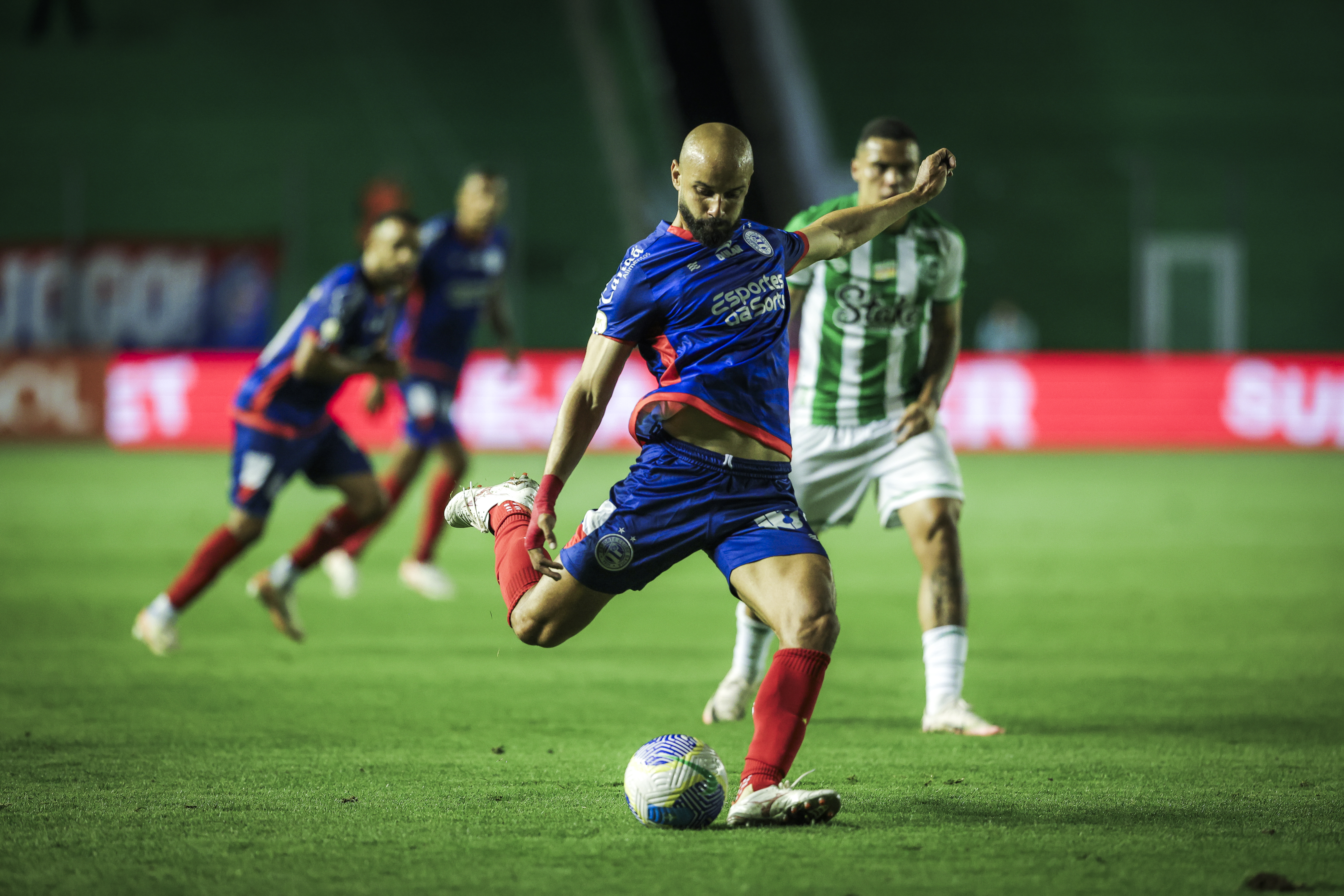 Bahia joga mal, sofre virada e perde mais uma no Campeonato Brasileiro